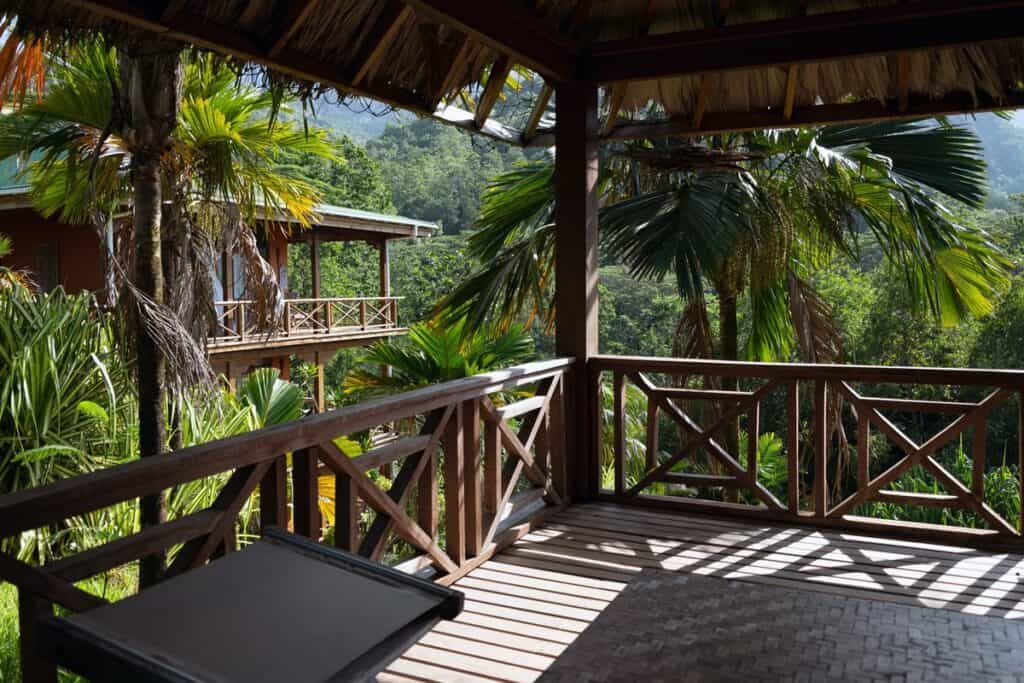 terrasse d'une maison moderne aux Seychelles