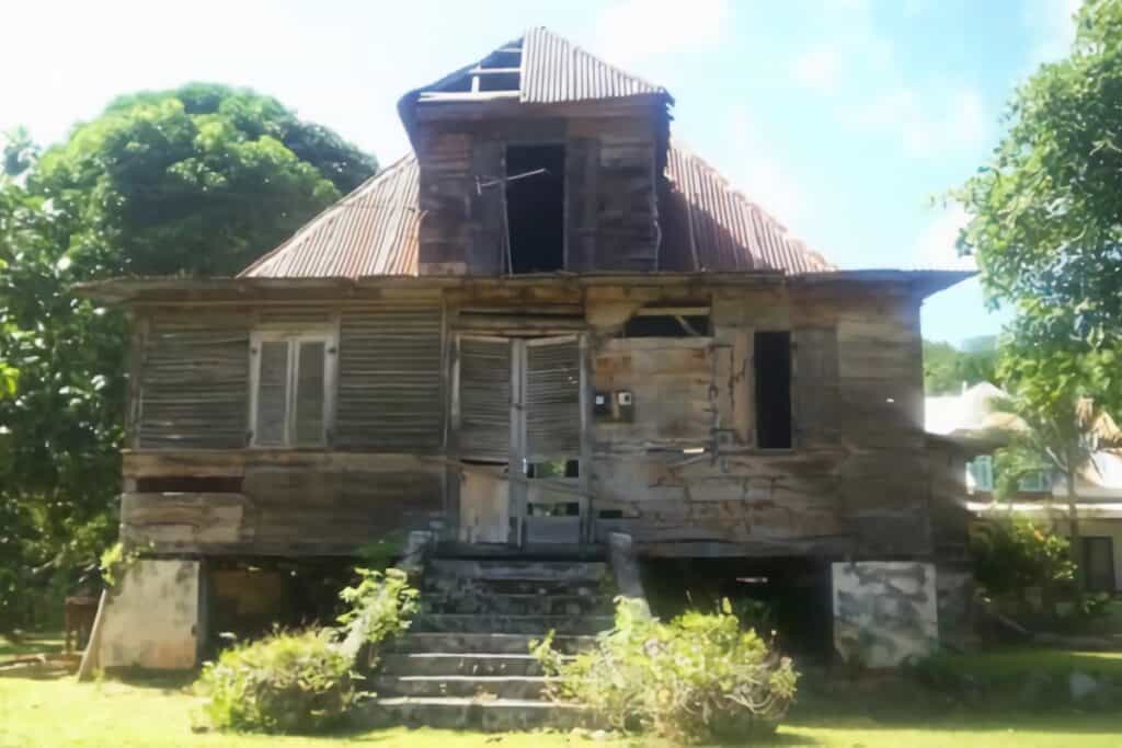 maison traditionnelle des Seychelles en ruine