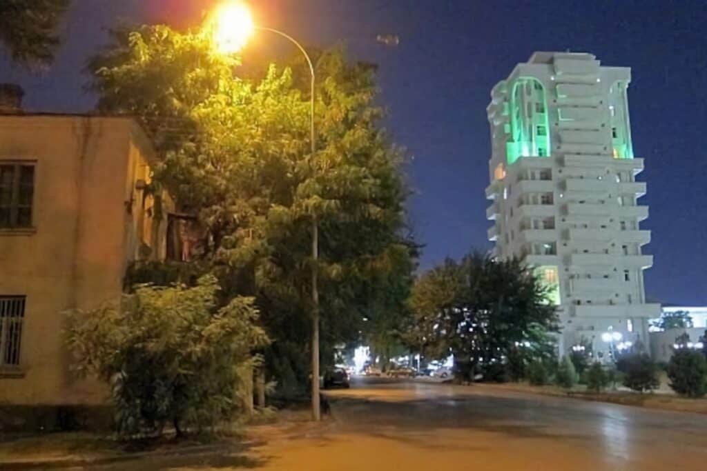 immeuble de nuit à Achgabat