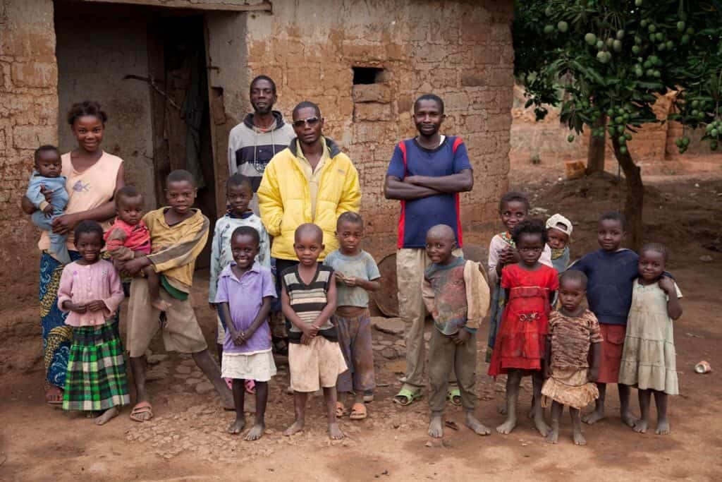 villageois devant une maison à Lubumbashi