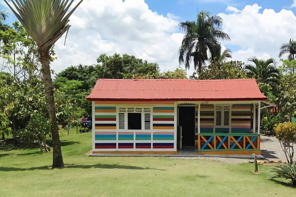 maison en bois colorée en République Dominicaine