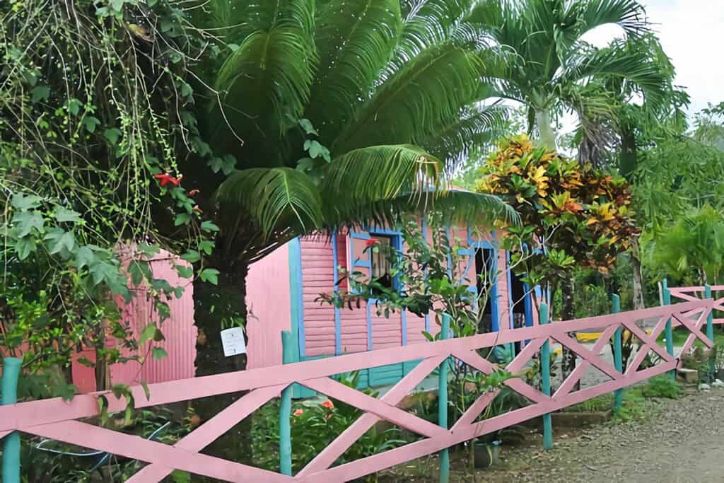 maison en bois rose en République Dominicaine