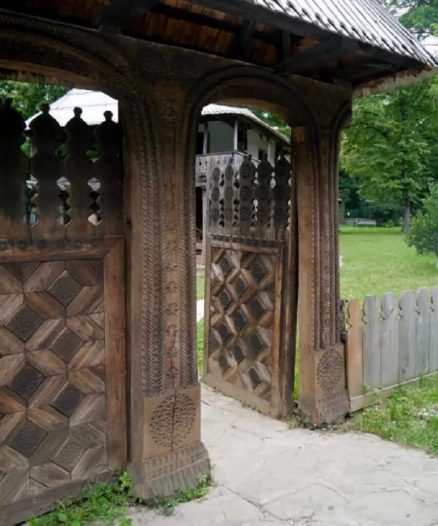 portail en bois maison roumaine en campagne