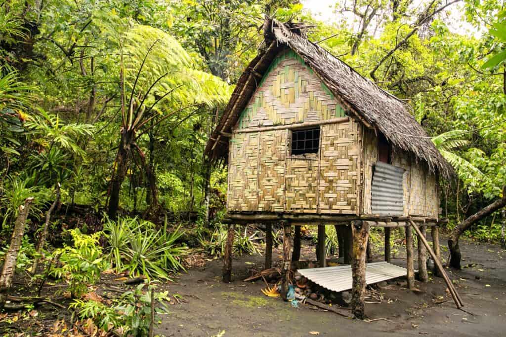 maison traditionnelle sur pilotis au Vanuatu