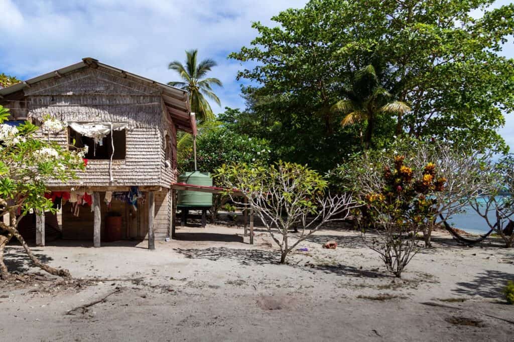 maison sur pilotis en bord de mer au Vanuatu