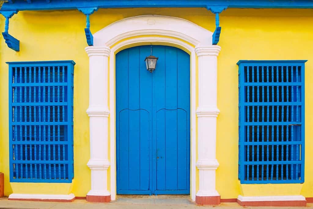 façade maison jaune et bleu à Trinidad