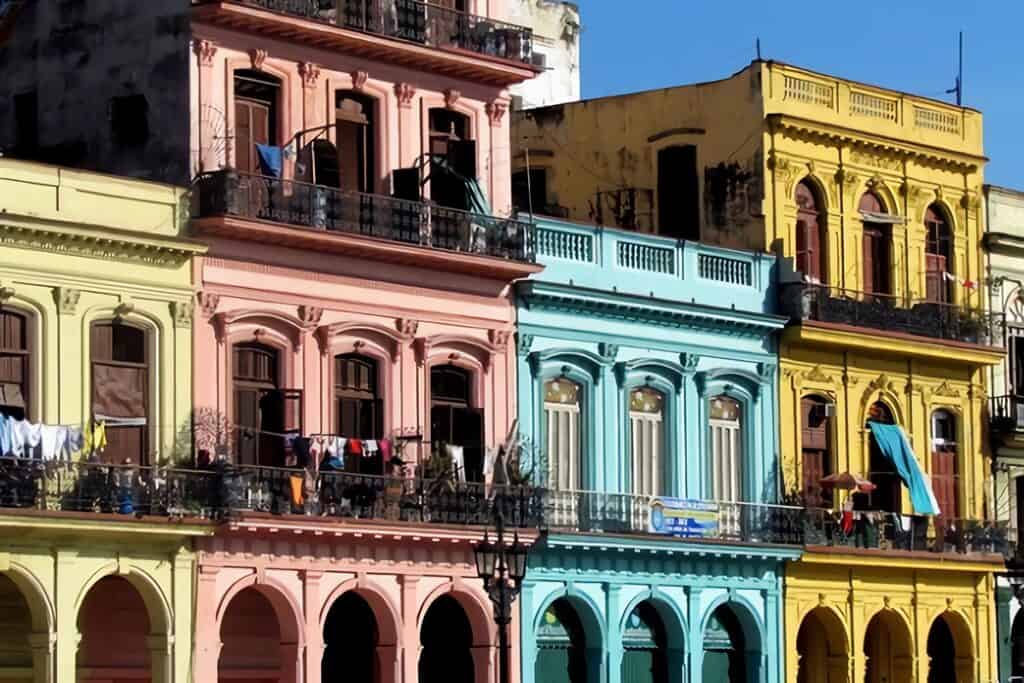 maisons coloniales colorées à Cuba