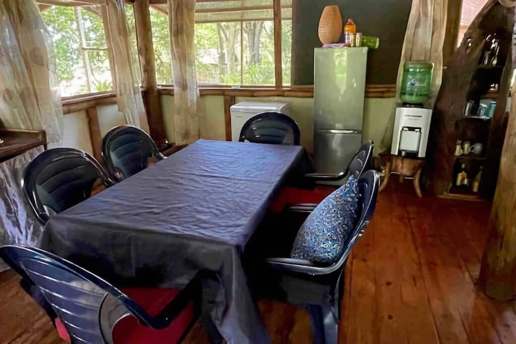 table et chaises à l'intérieur