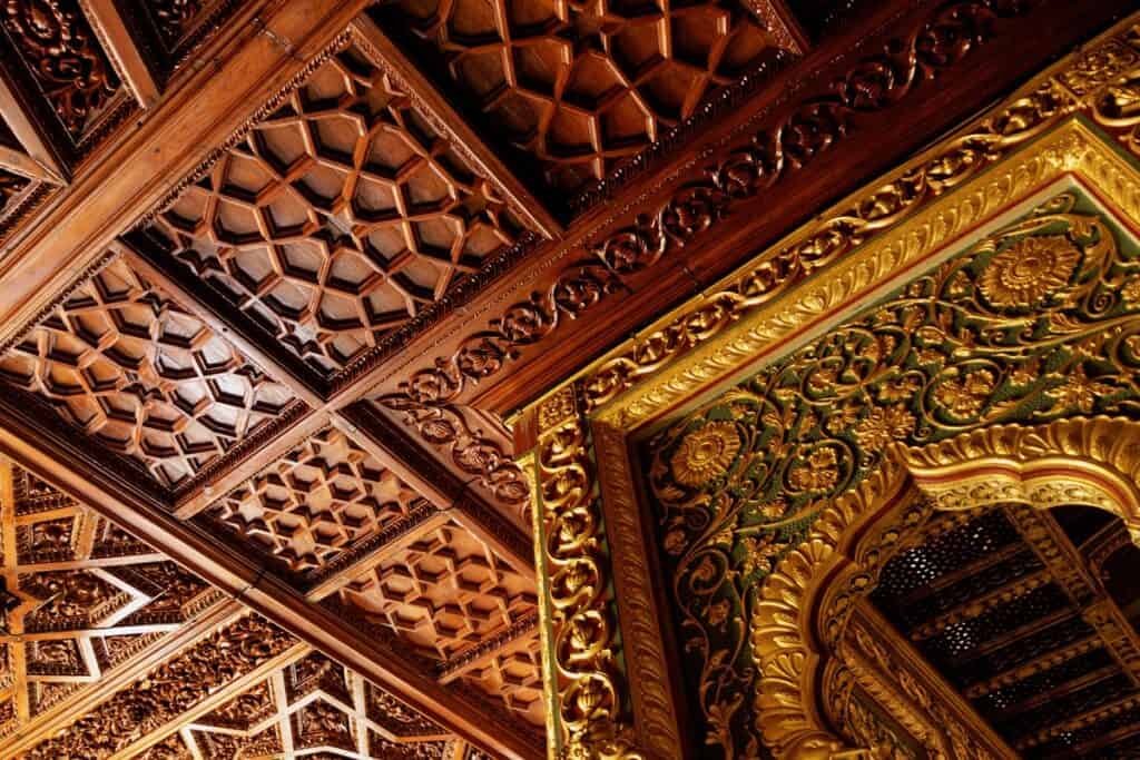 plafond en bois à l'intérieur du palais de Mysore