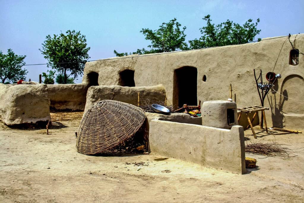 maison de boue village au Pakistan