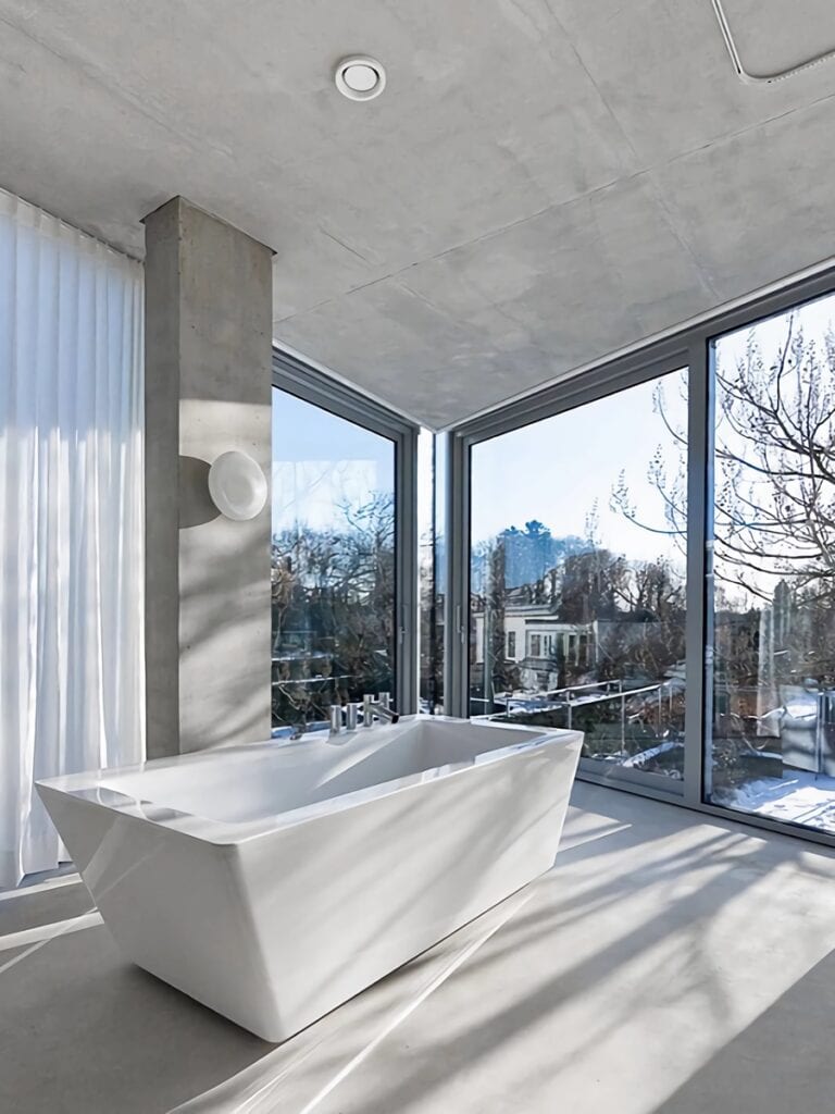 salle de bain transparente avec baie vitrée