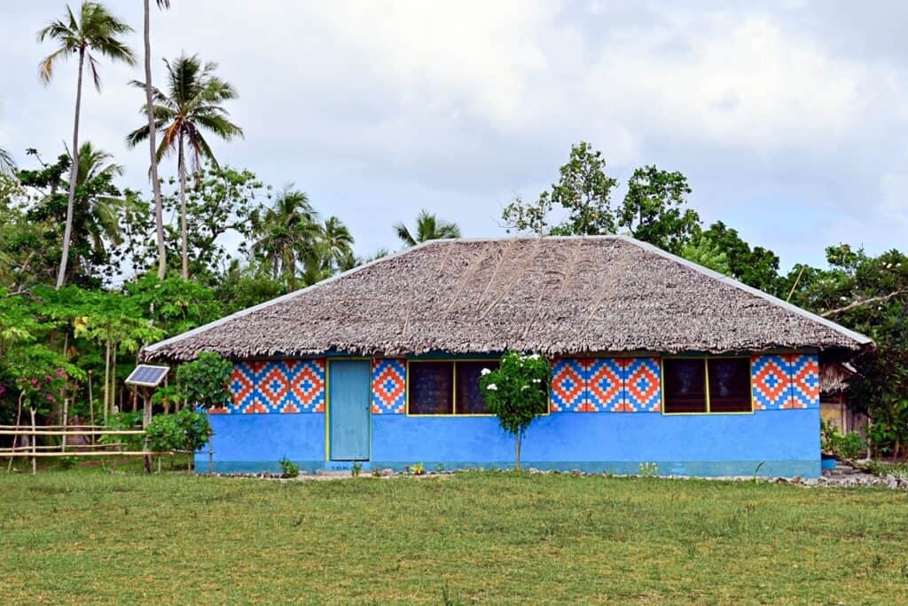 maison colorée au toit de chaume au Vanuatu