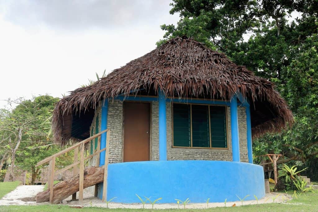 maison ronde bleue toit de chaume Vanuatu