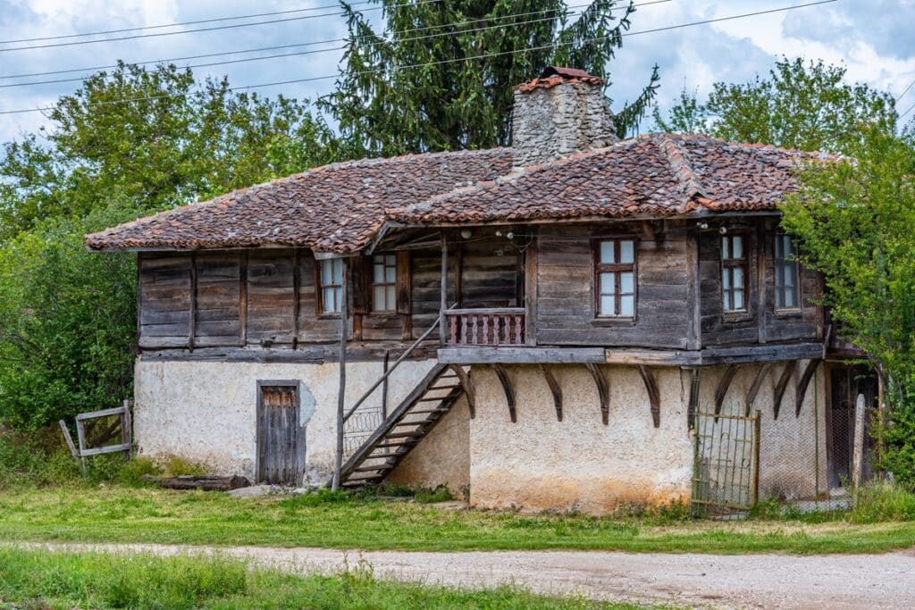 Maisons traditionnelles dans le village de Brashlyan en Bulgarie