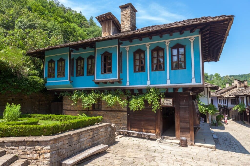 Maison bleue de style revival bulgare au musée d'architecture et d'ethnographie d'Etar