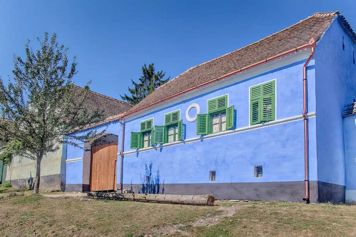 maison colorée en roumanie