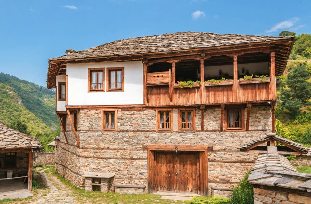 maison traditionnelle bulgare avec chardak