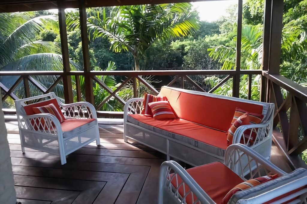 canapé et fauteuils aux coussins colorés sur la terrasse