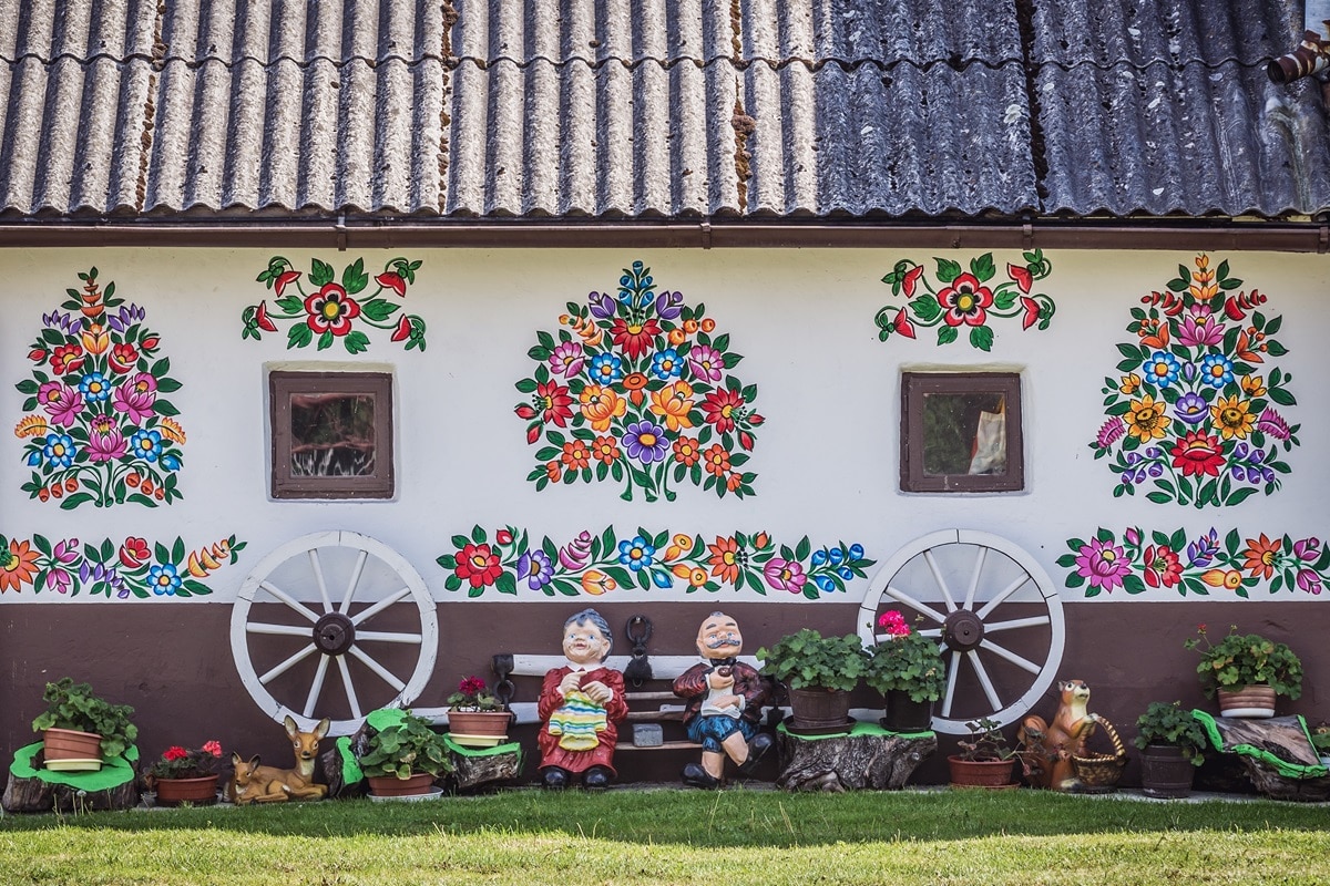 maison ornée de fleurs peintes à Zalipie