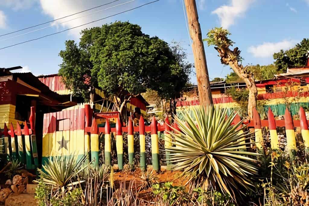 portail en bois aux couleurs de la Jamaïque