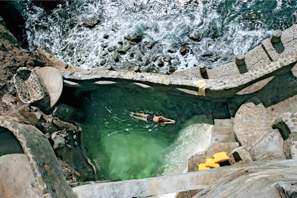 piscine créée dans la roche