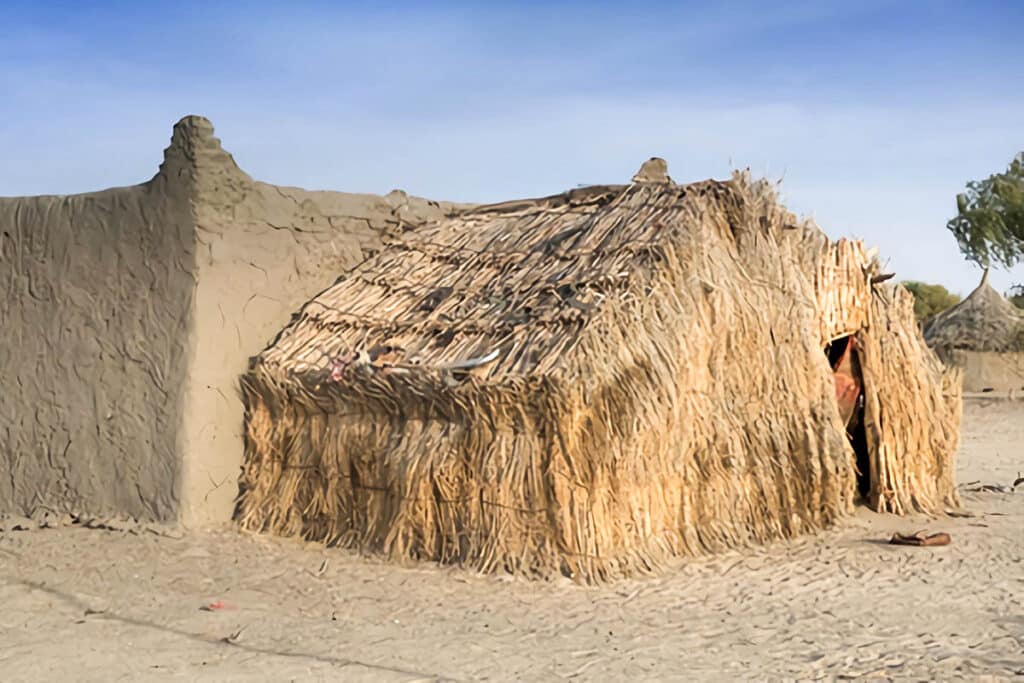 hutte de chaume rectangle au Tchad