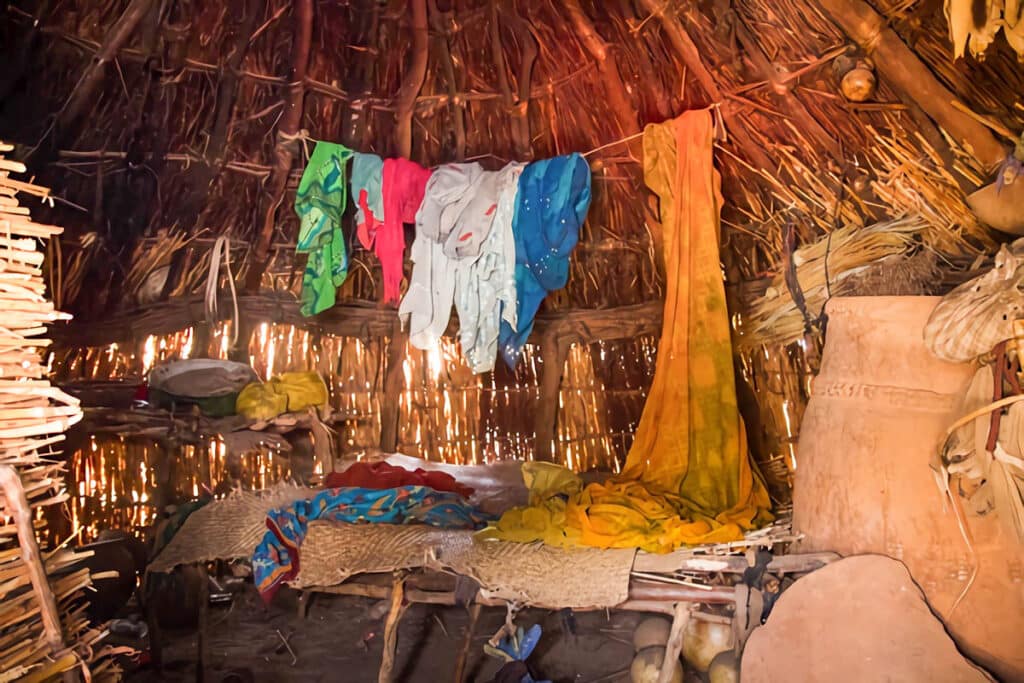 intérieur hutte de chaume au Tchad