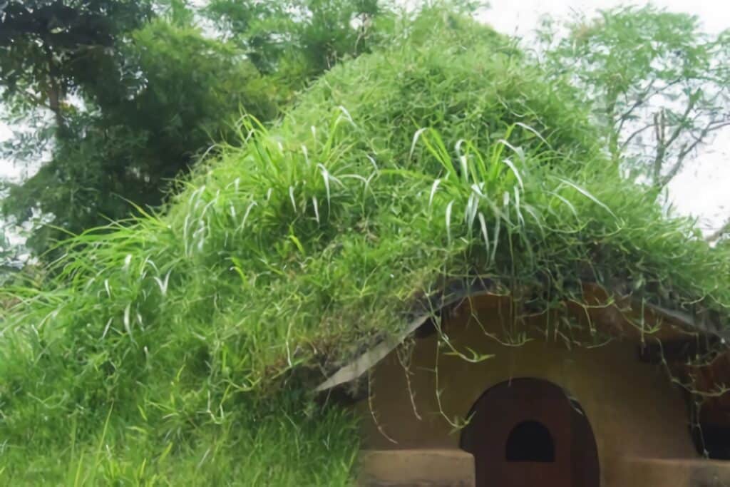 petite maison en sacs de terre