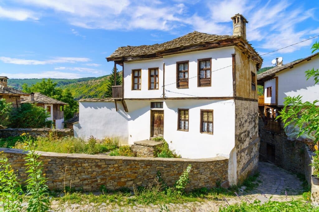 maison traditionnelle bulgare dans le village de Kovachevitsa