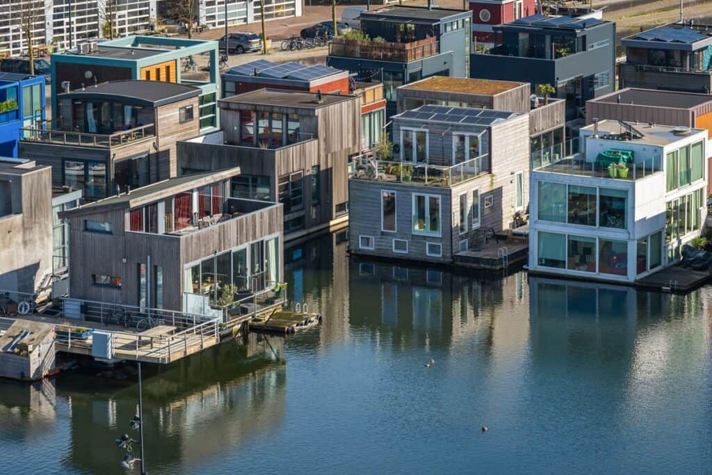 maisons flottantes dans le quartier d'Ijburg à Amsterdam