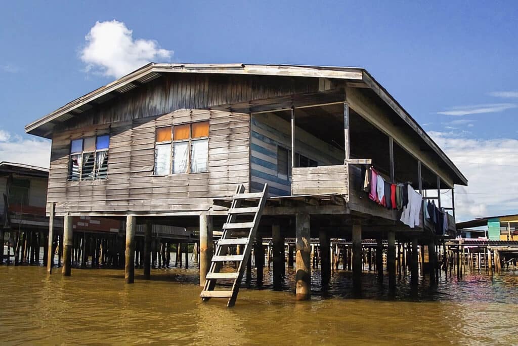 maison en bois sur pilotis