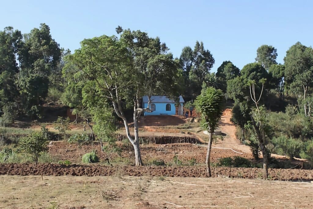 Maison rurale bleue en Éthiopie