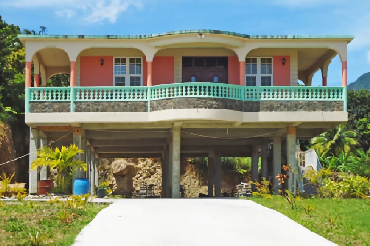 maison en béton sur pilotis à la Dominique