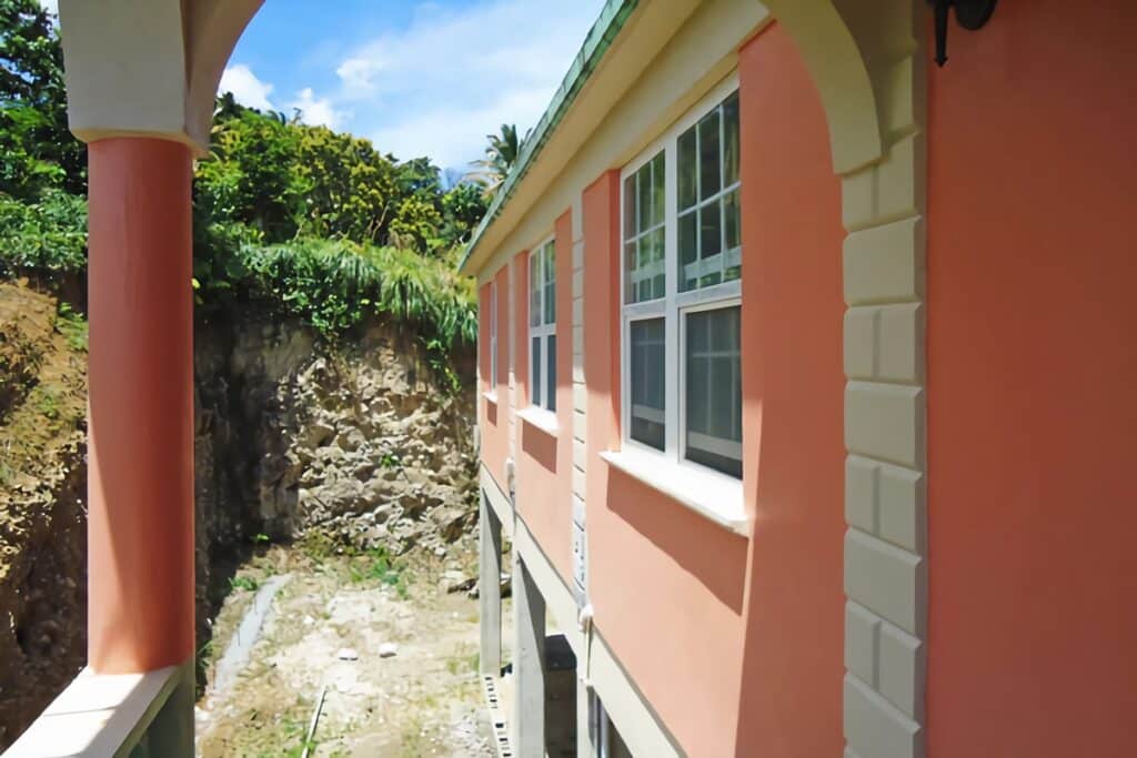 maison en béton colorée sur pilotis