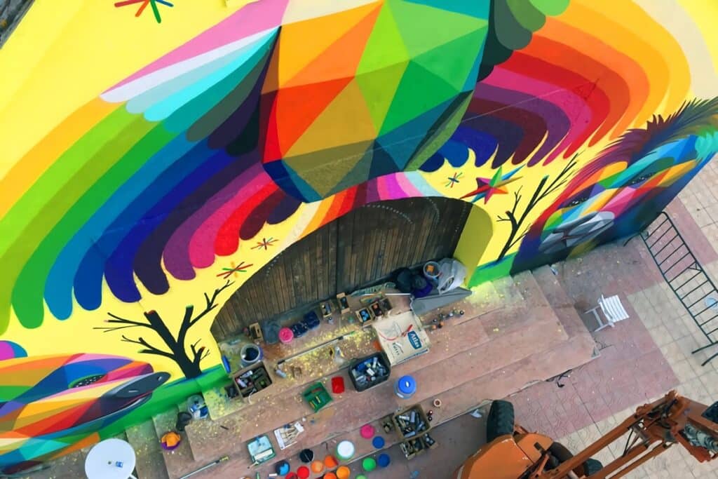 église abandonnée transformée avec des graffitis colorés au Maroc