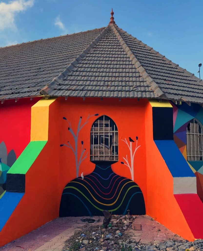 église abandonnée transformée avec des graffitis colorés au Maroc