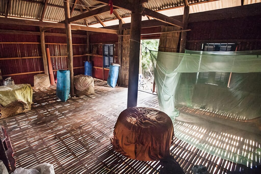 intérieur maison traditionnelle cambodgienne