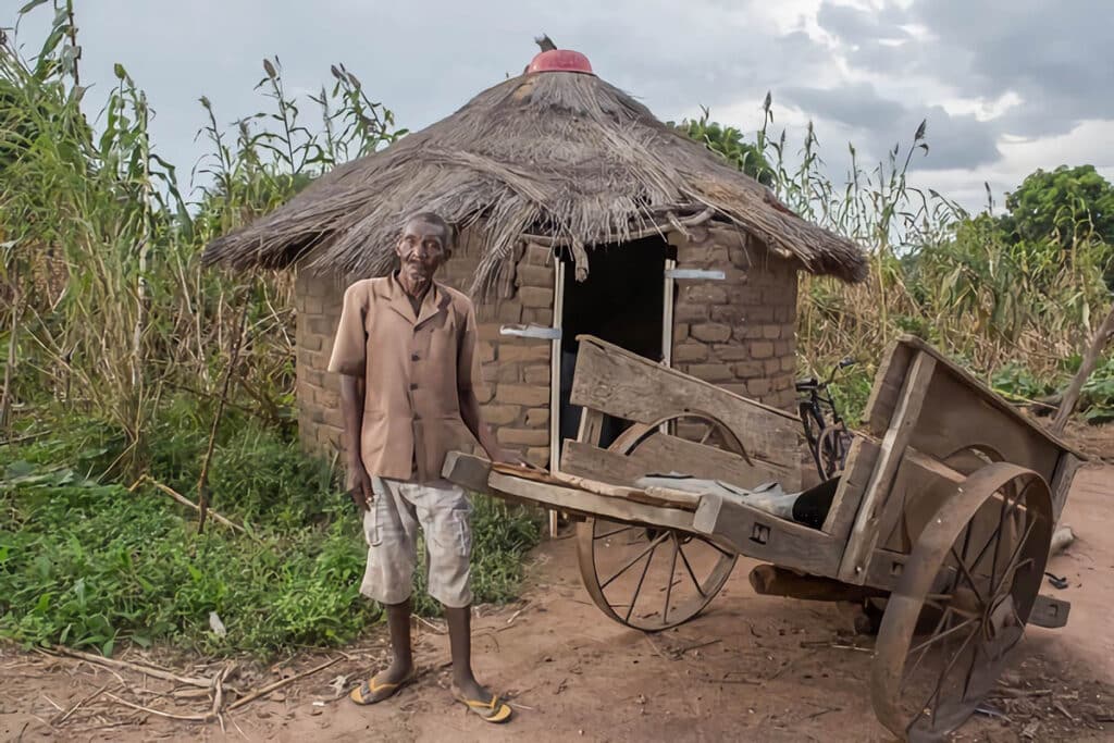 homme posant devant sa maison au Tchad