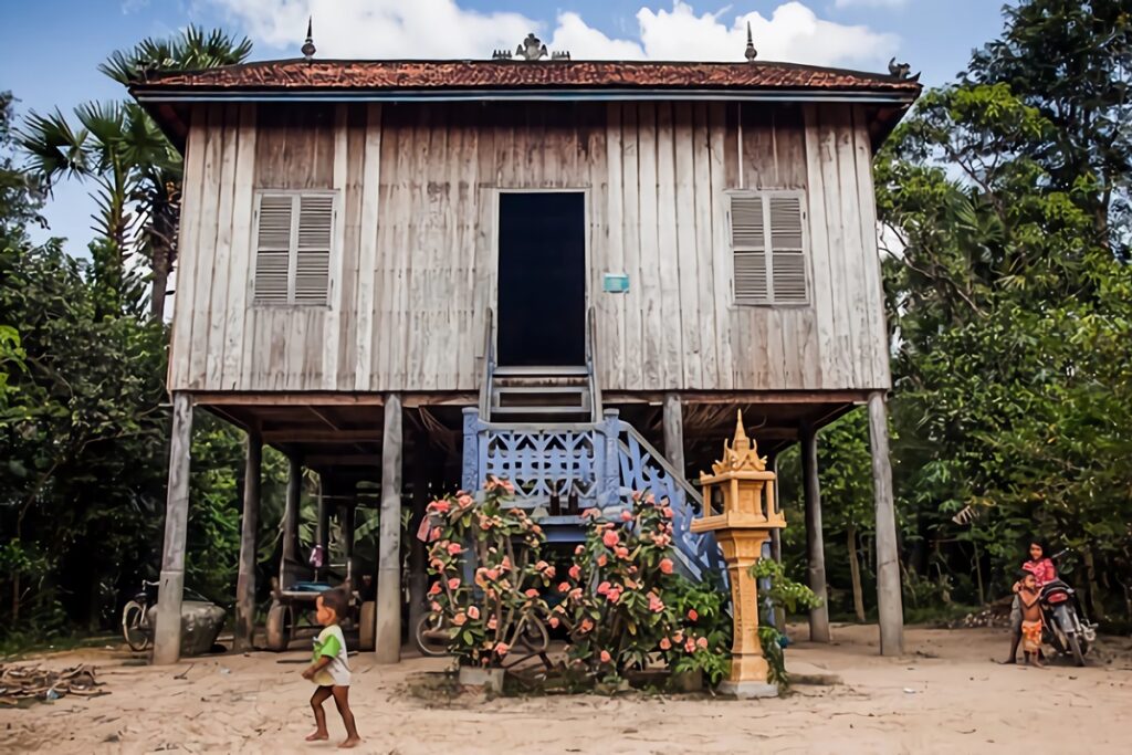 maison traditionnelle en bois sur pilotis au Cambodge