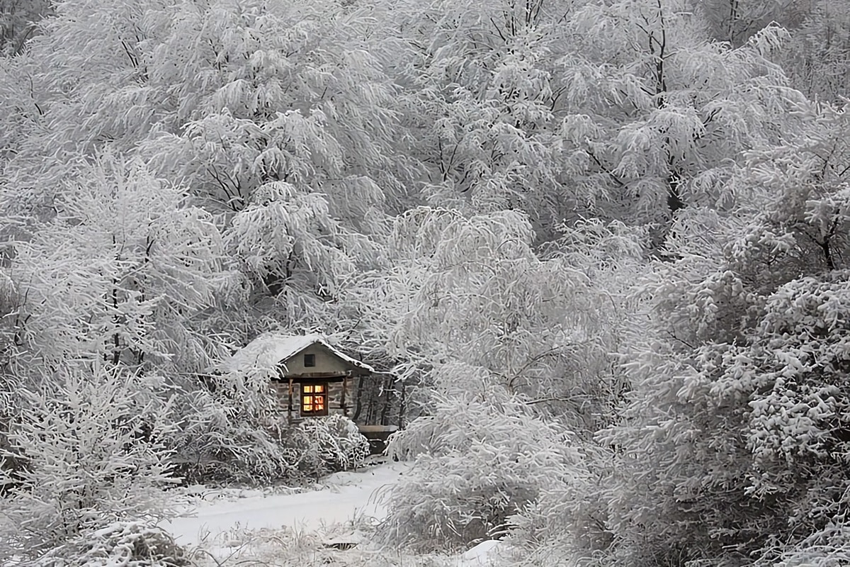 maison isolée neige