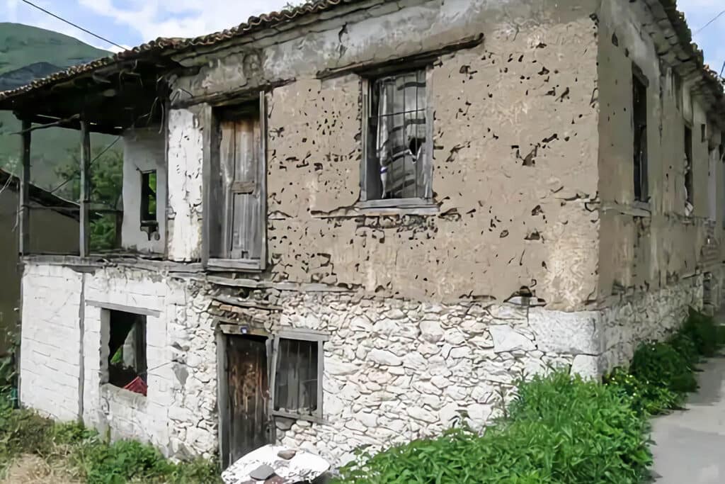 maison en pierre traditionnelle en Grèce