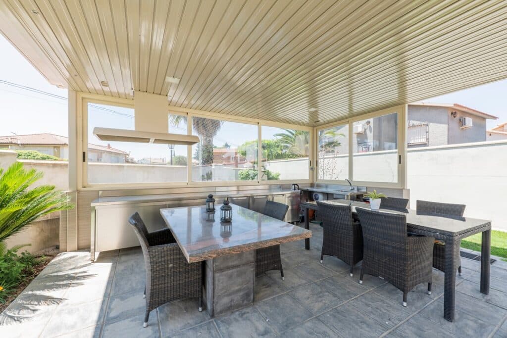 terrasse de toit agencée avec mobilier