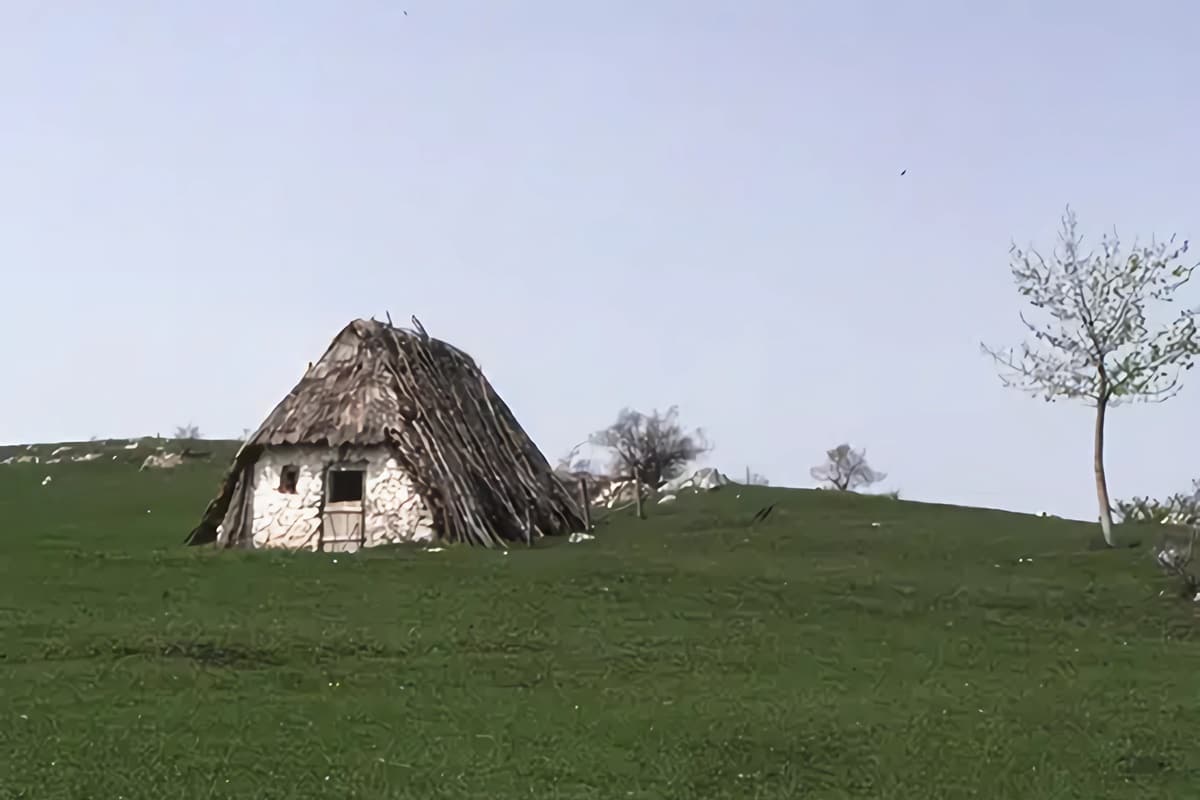 hutte au toit de chaume au Monténégro