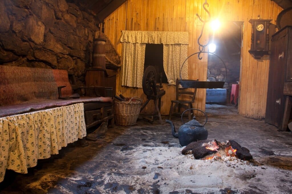 intérieur d'une blackhouse à Arnol