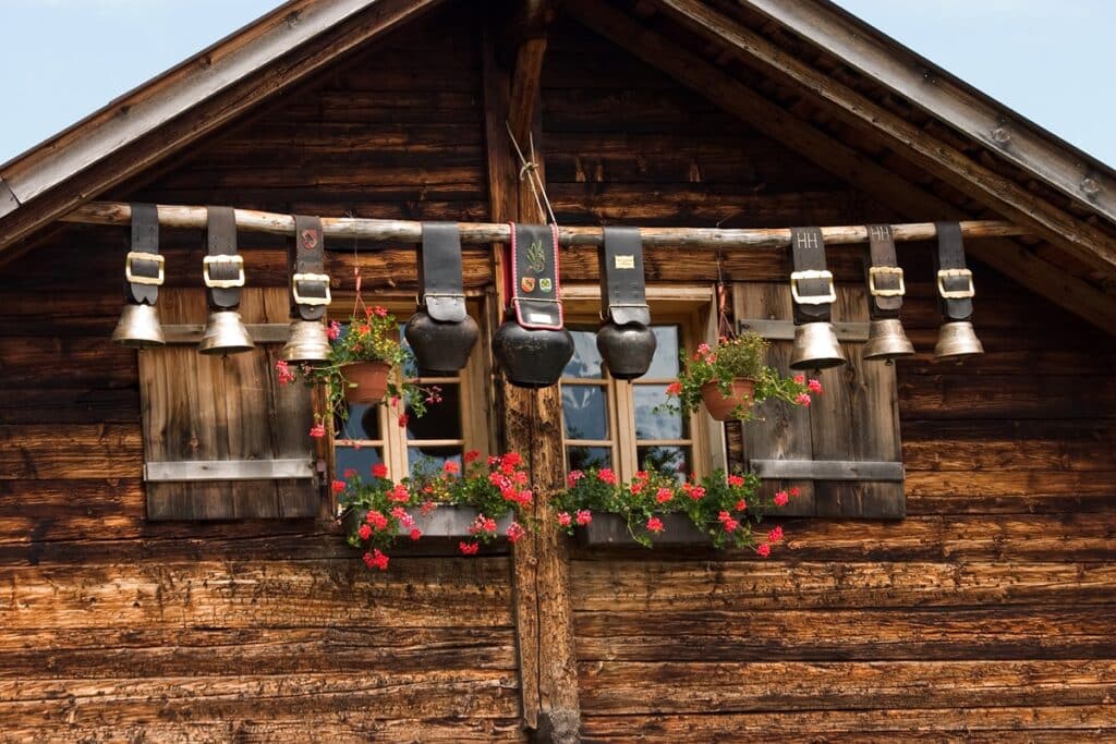 clochettes sur un chalet suisse