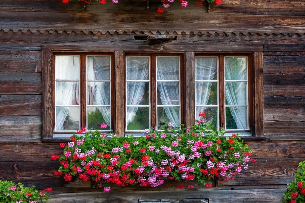 fenêtres d'un chalet en bois en Suisse