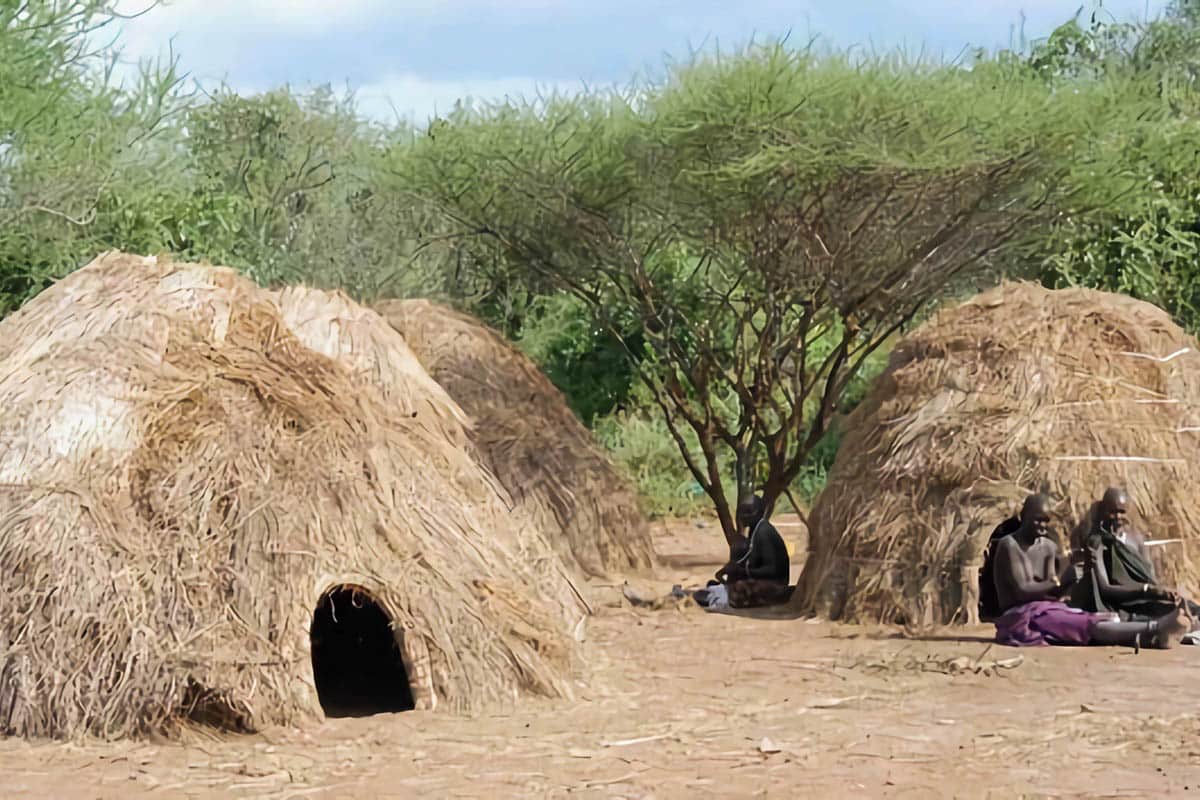 hutte du peuple Mursi