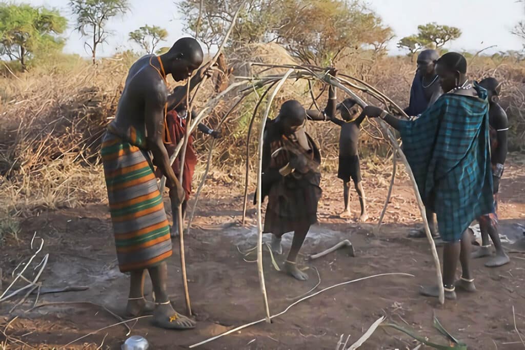 construction hutte du peuple Mursi