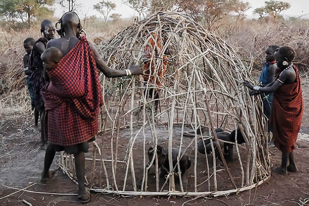 construction hutte du peuple Mursi