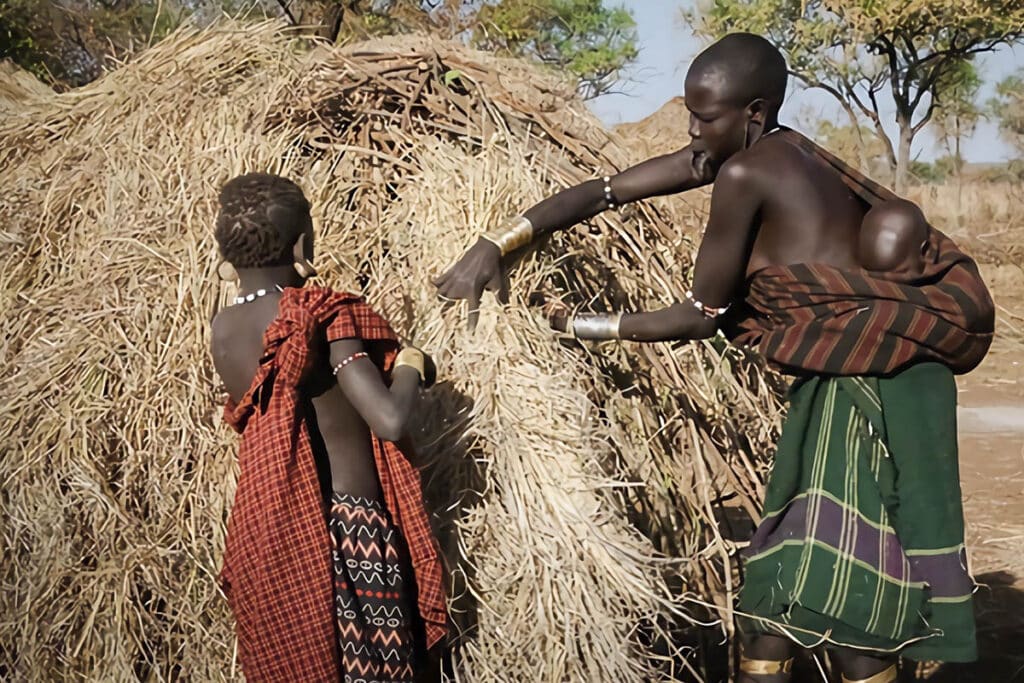 construction hutte du peuple Mursi